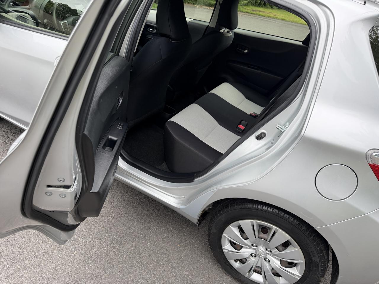 Toyota Yaris LE 5-Door AT 2013