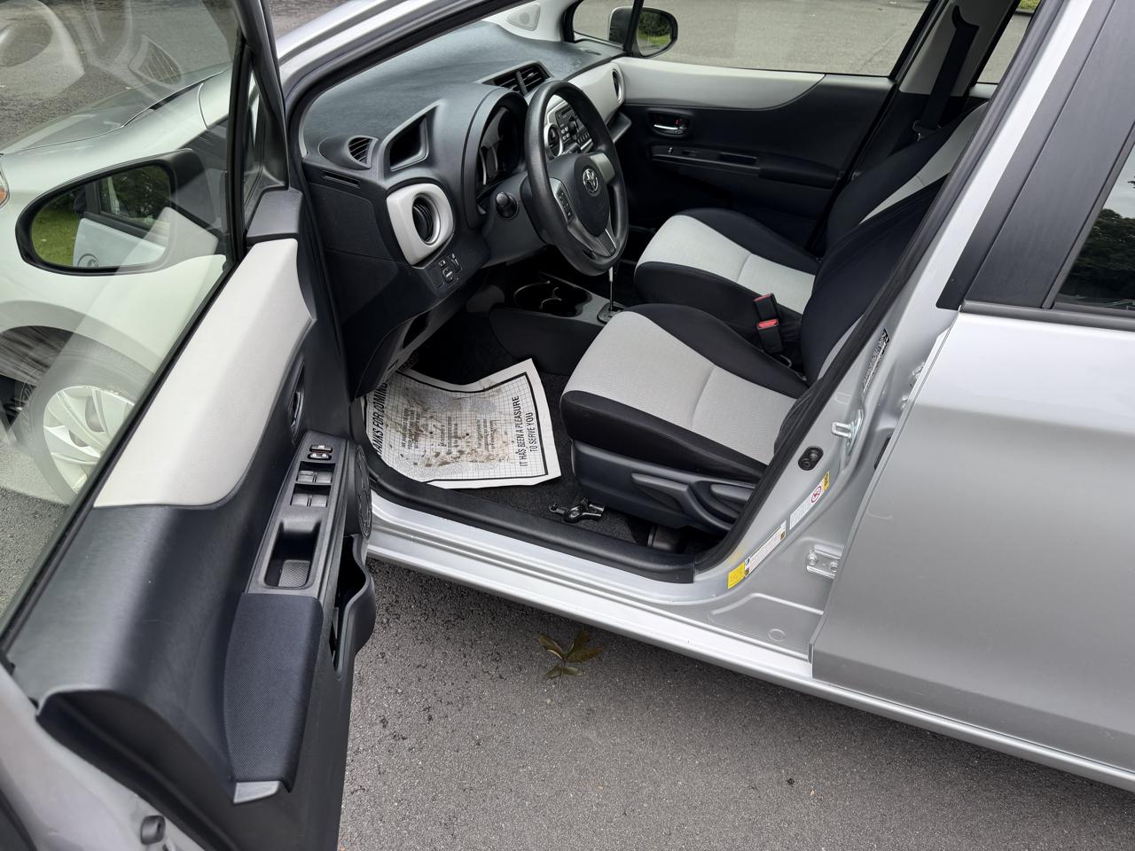 Toyota Yaris LE 5-Door AT 2013