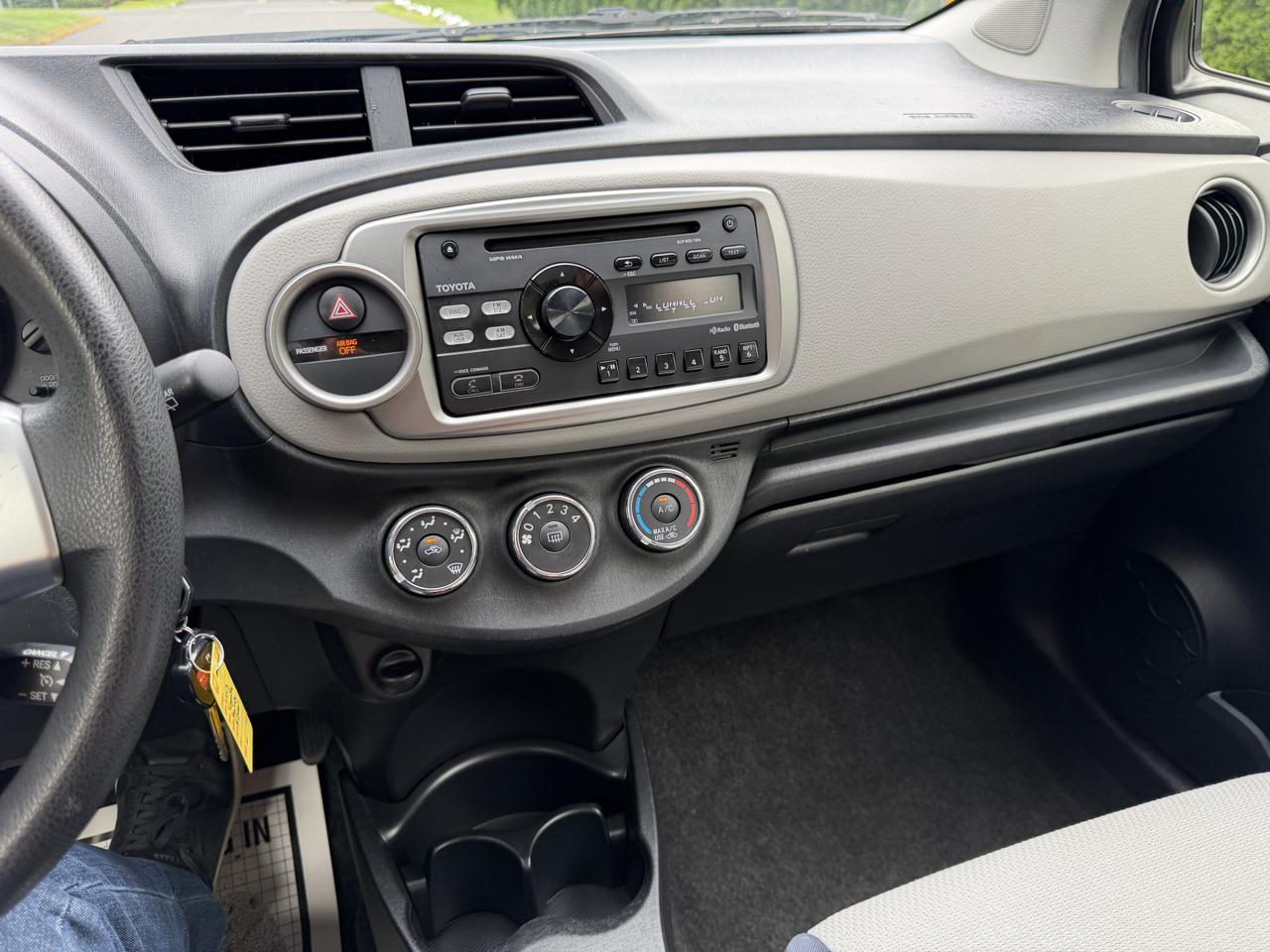Toyota Yaris LE 5-Door AT 2013