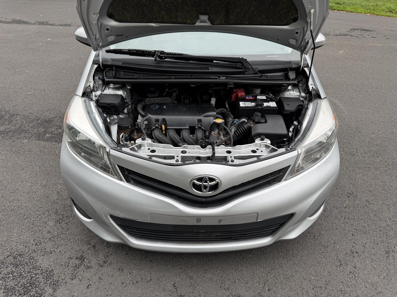 Toyota Yaris LE 5-Door AT 2013