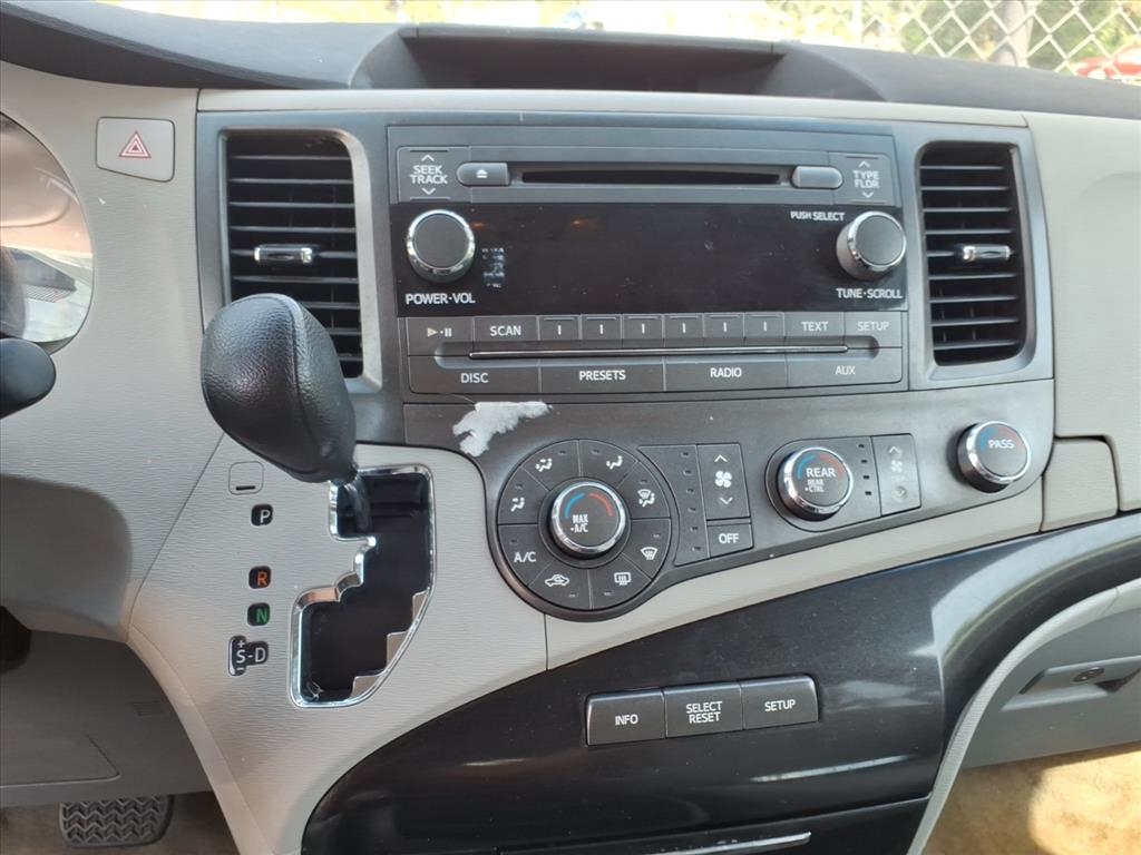 Toyota Sienna  2011 Toyota Sienna  2011