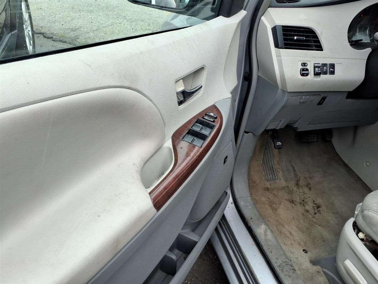 Toyota Sienna  2011