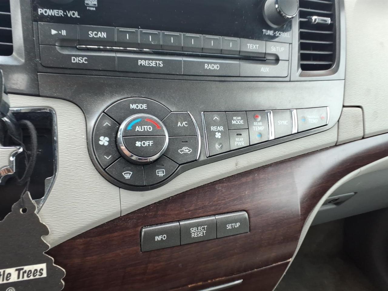Toyota Sienna  2011