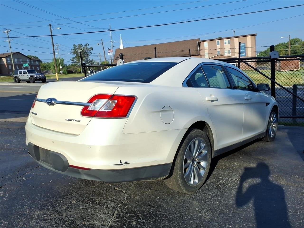 Ford Taurus  2010