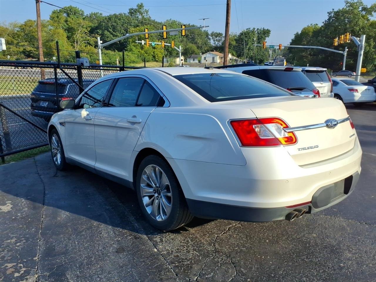 Ford Taurus  2010