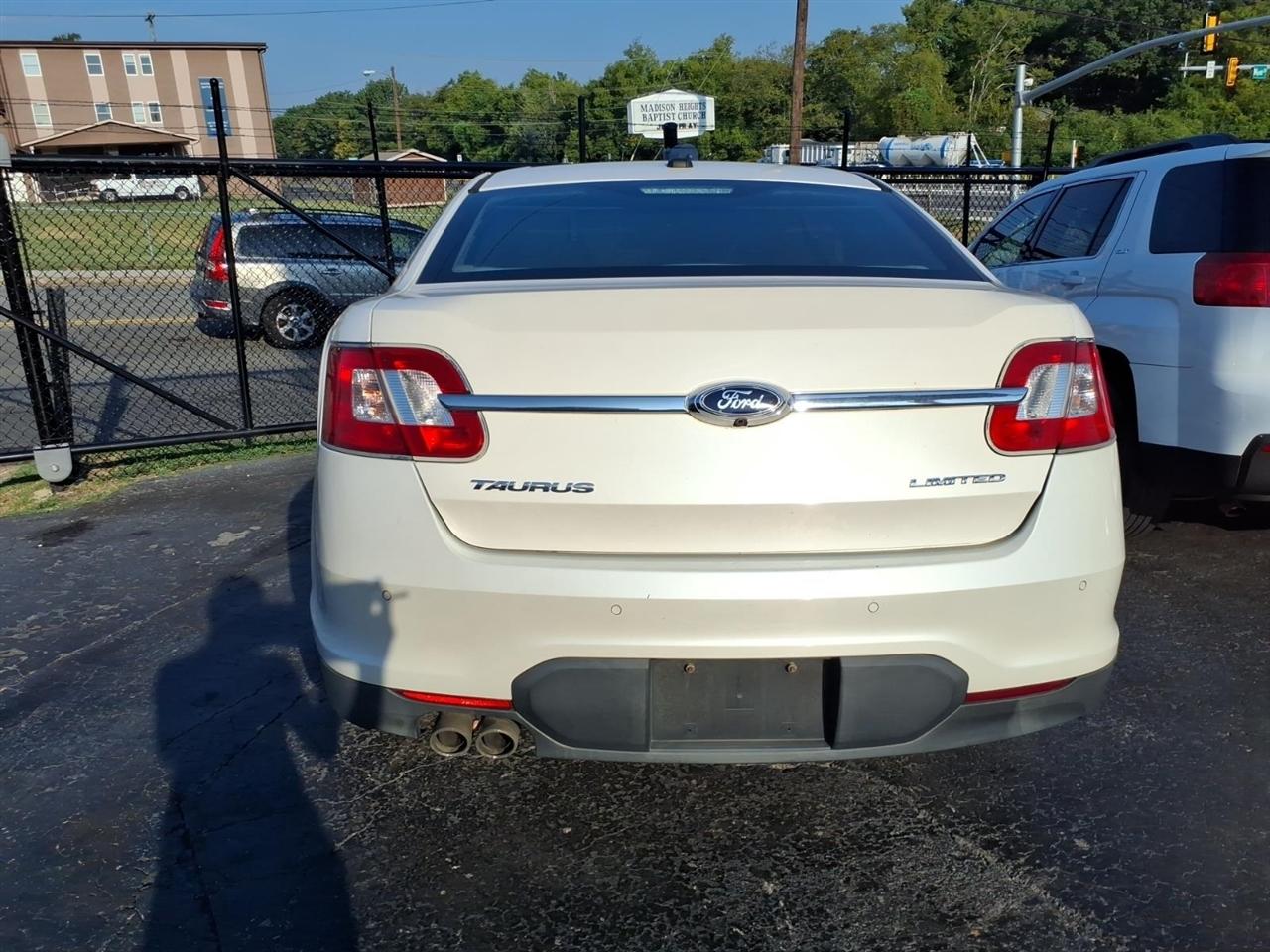 Ford Taurus  2010
