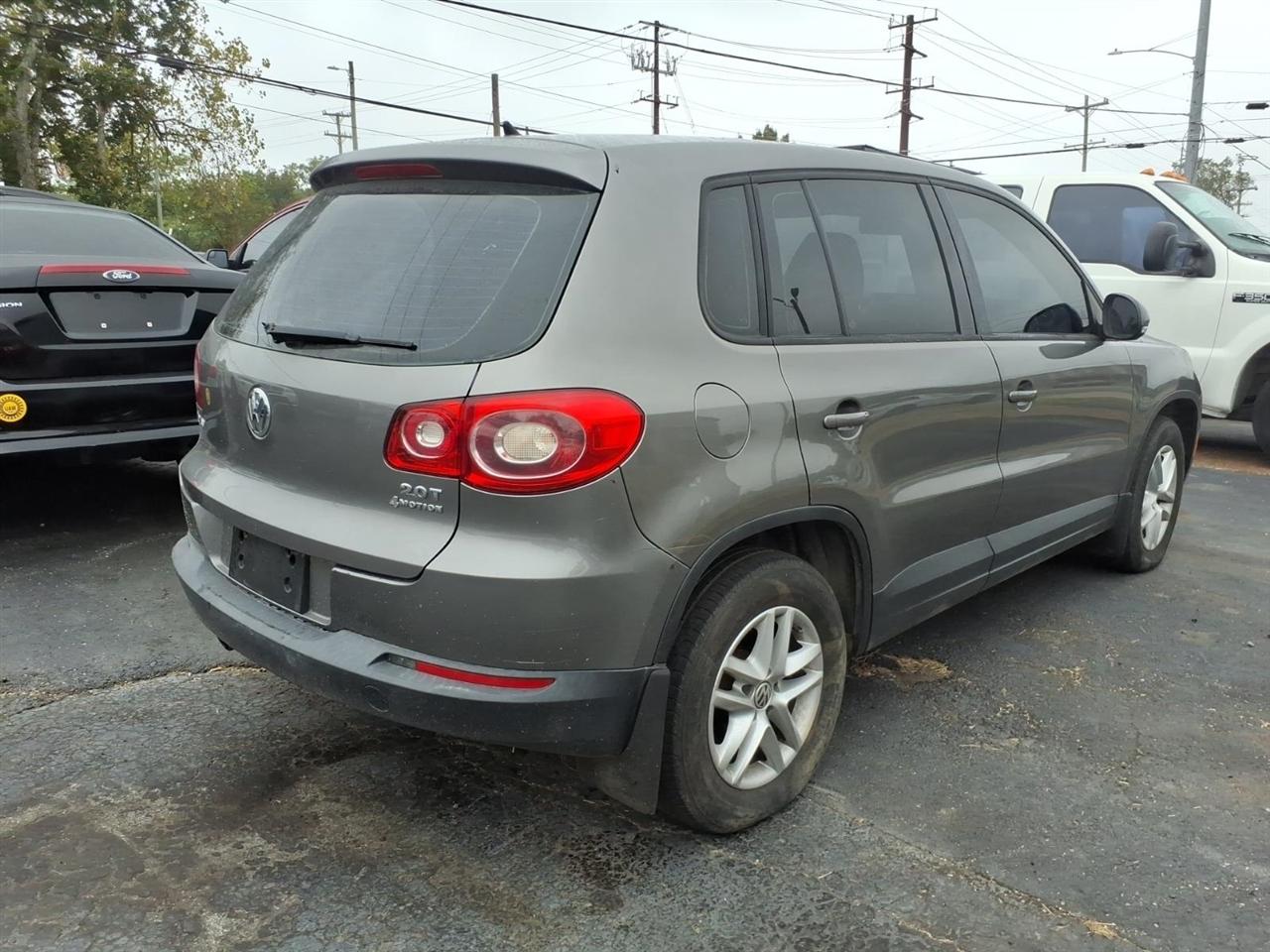 Volkswagen Tiguan  2011