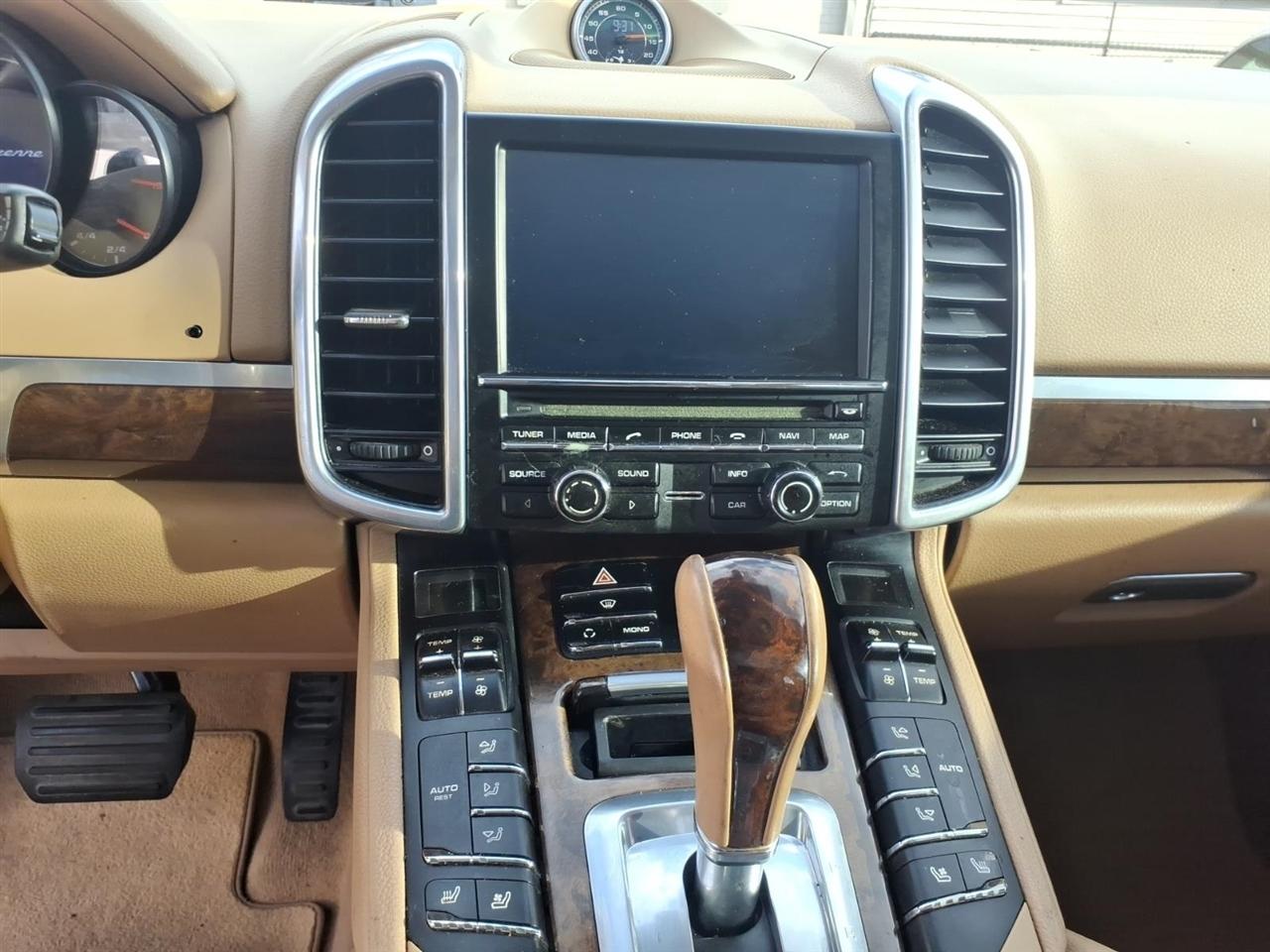 Porsche Cayenne  2012