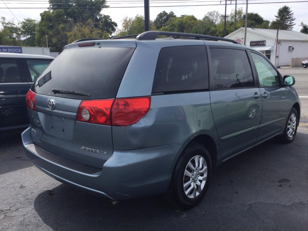 Toyota Sienna 5dr 7-Pass Van CE FWD (Natl) 2010