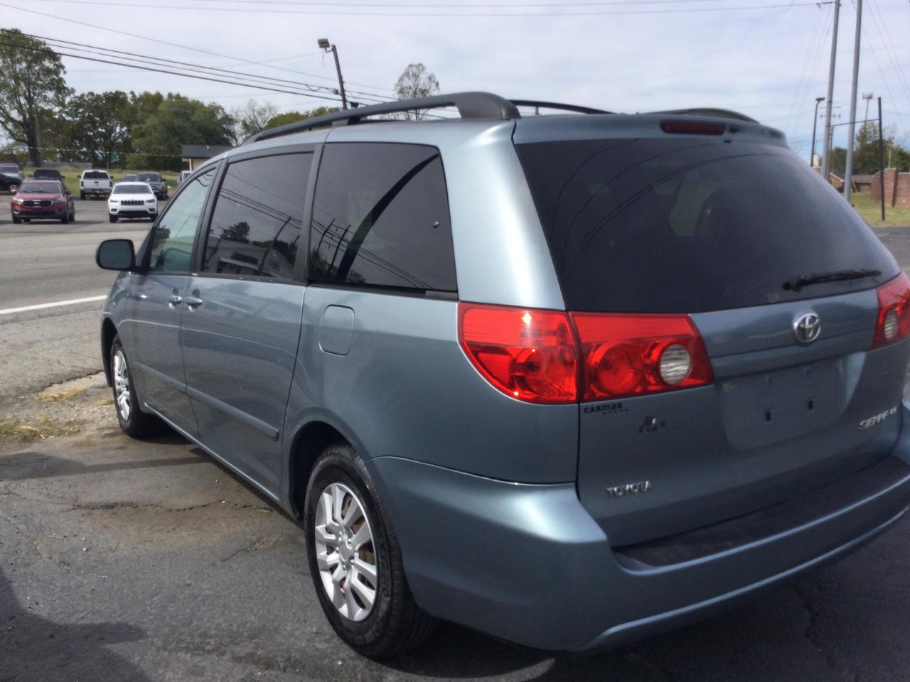 Toyota Sienna 5dr 7-Pass Van CE FWD (Natl) 2010