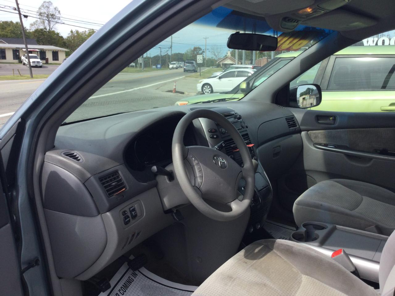 Toyota Sienna 5dr 7-Pass Van CE FWD (Natl) 2010