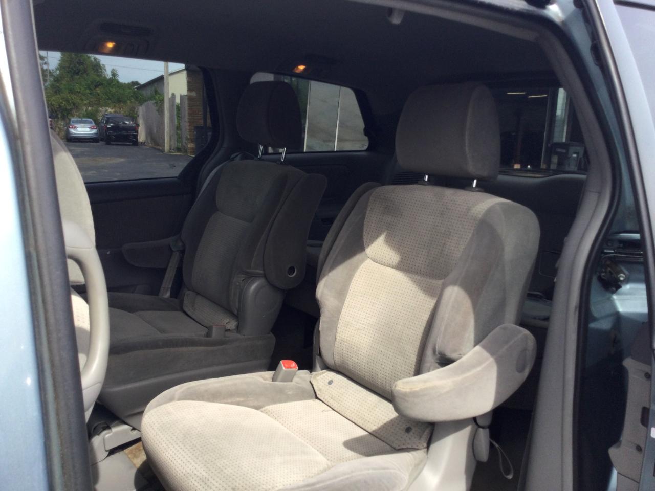 Toyota Sienna 5dr 7-Pass Van CE FWD (Natl) 2010