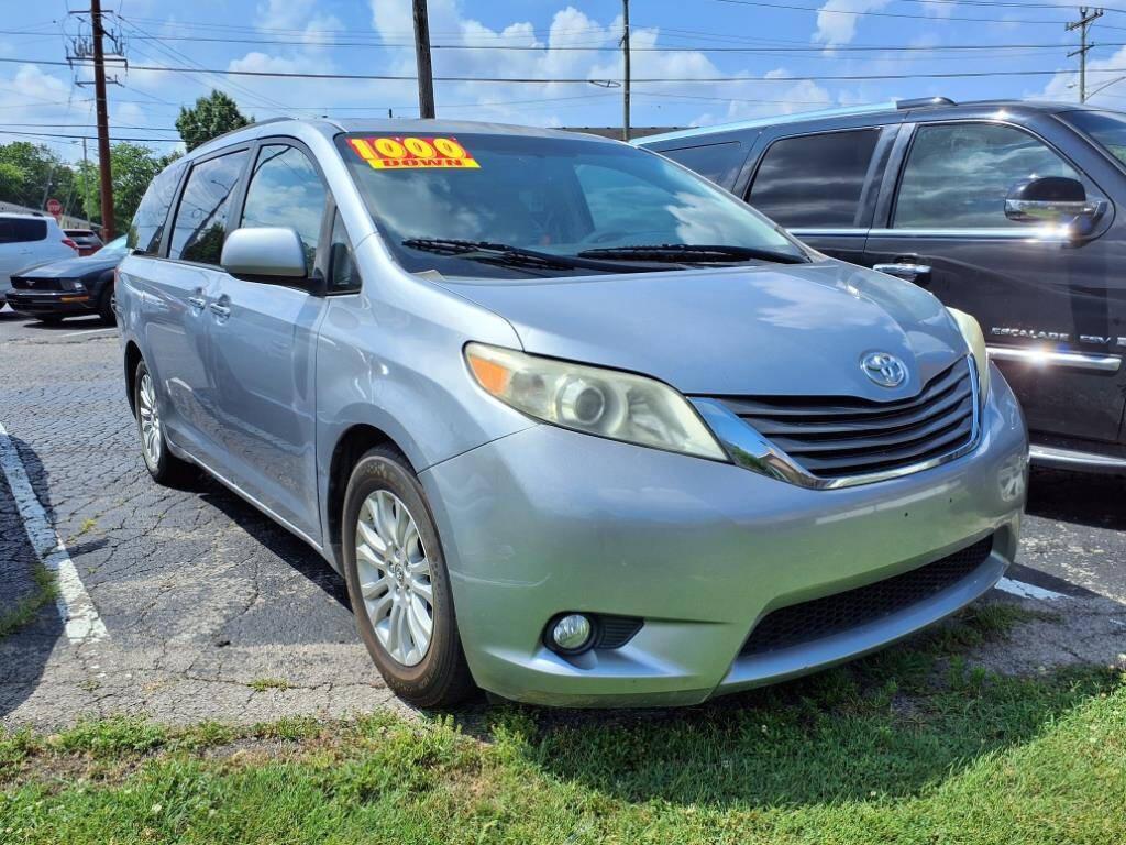 Toyota Sienna 5dr 7-Pass Van V6 XLE AAS FWD (Natl) 2011