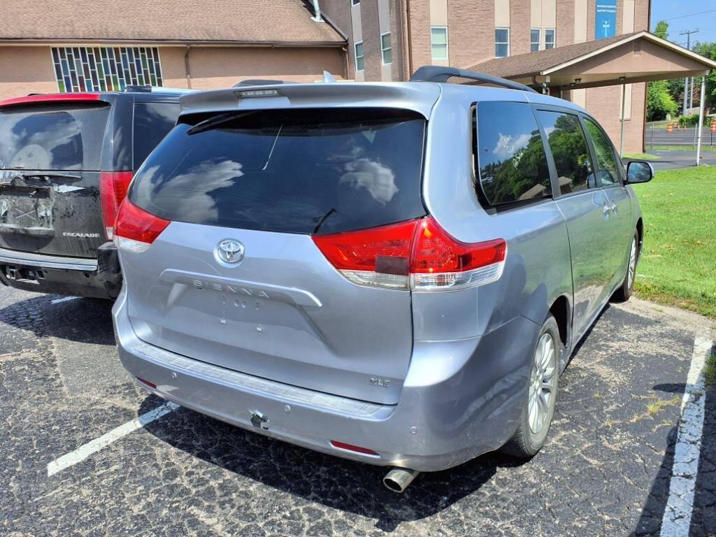 Toyota Sienna 5dr 7-Pass Van V6 XLE AAS FWD (Natl) 2011