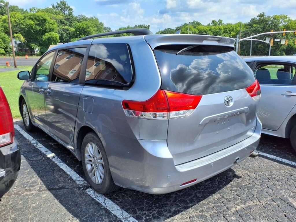 Toyota Sienna 5dr 7-Pass Van V6 XLE AAS FWD (Natl) 2011