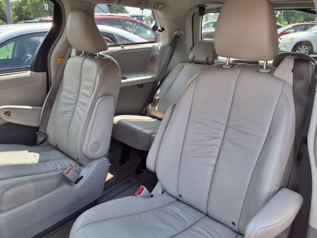 Toyota Sienna 5dr 7-Pass Van V6 XLE AAS FWD (Natl) 2011
