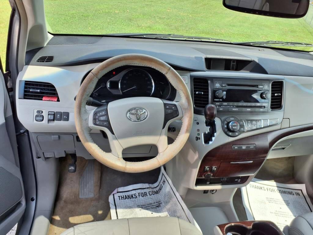 Toyota Sienna 5dr 7-Pass Van V6 XLE AAS FWD (Natl) 2011