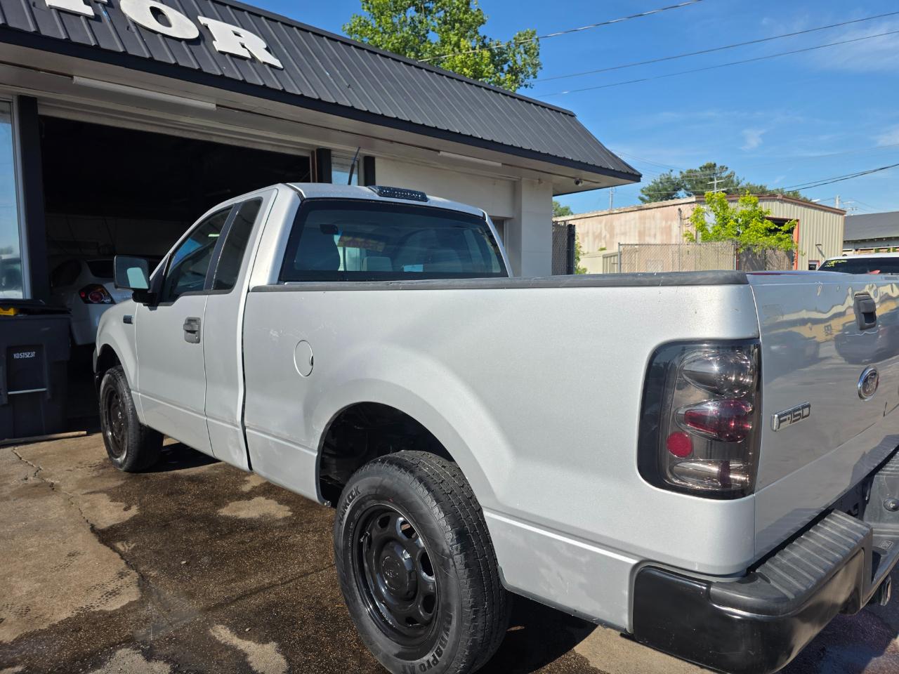 Ford F-150 Reg Cab 126" XLT 2005