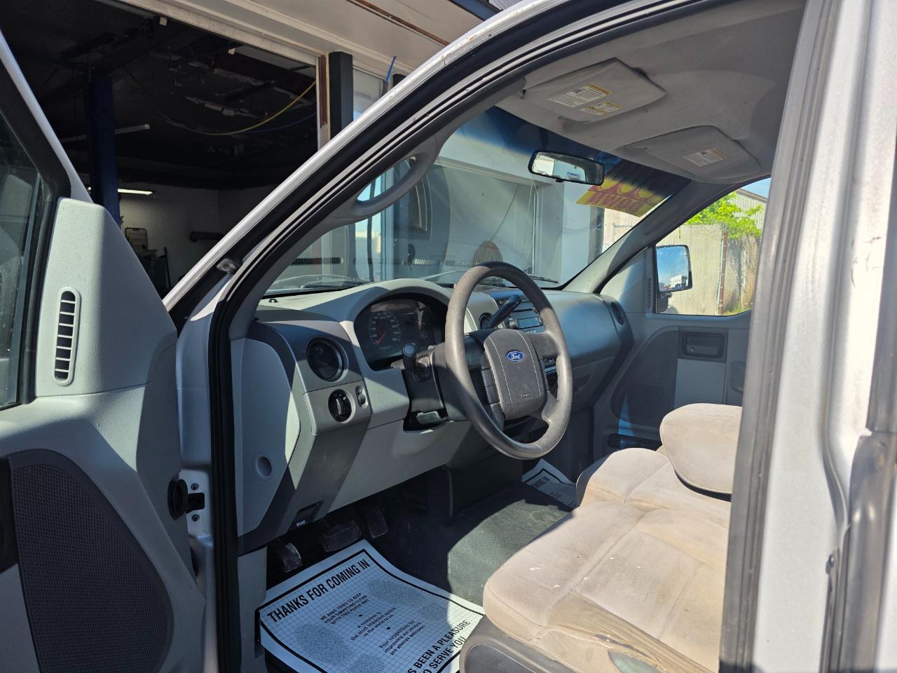 Ford F-150 Reg Cab 126" XLT 2005