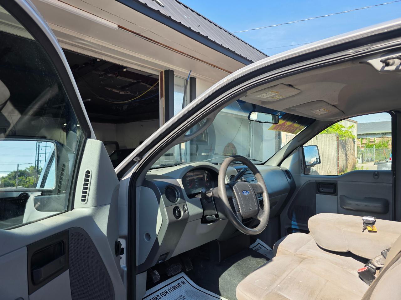 Ford F-150 Reg Cab 126" XLT 2005