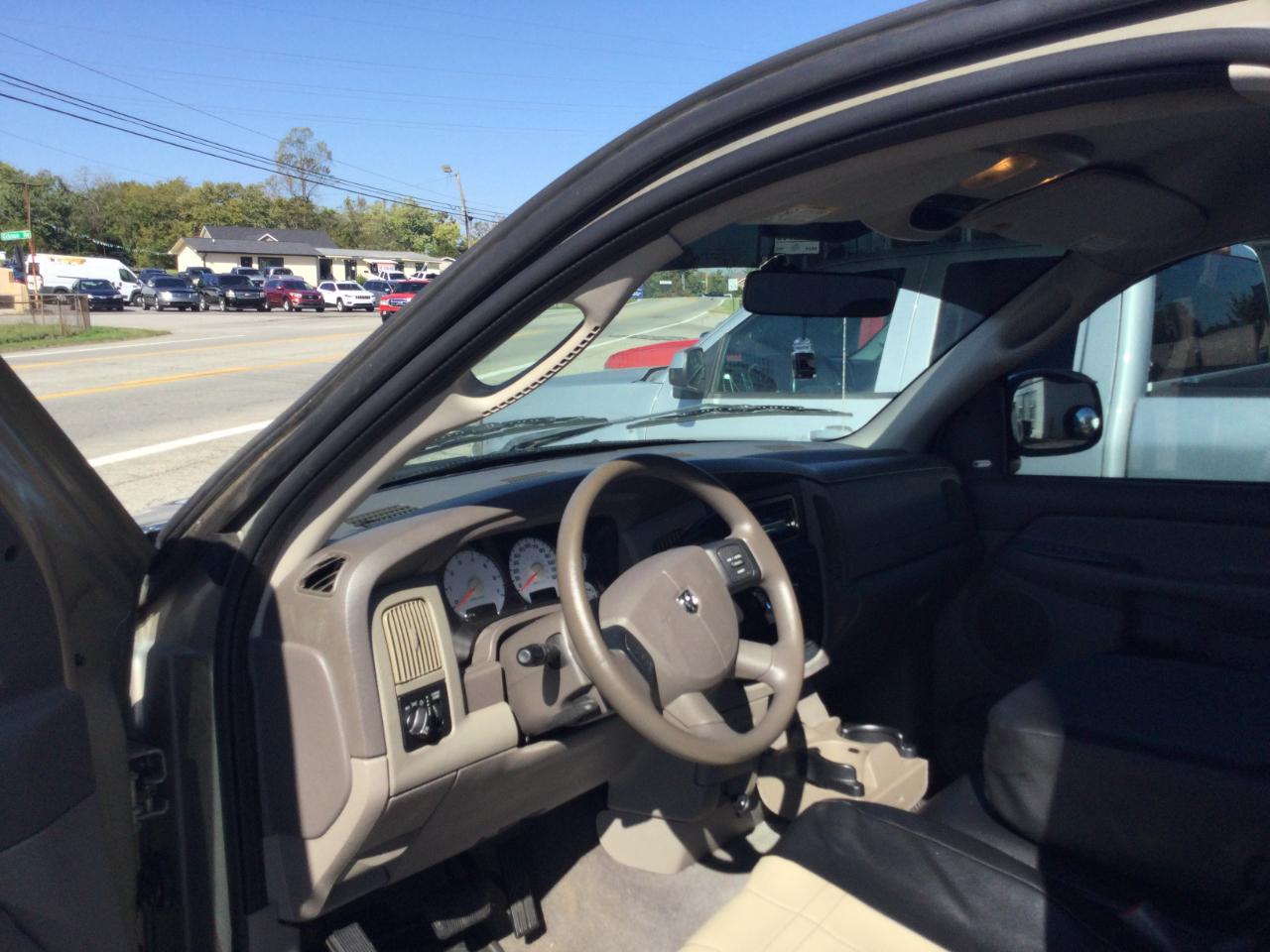 Dodge Ram 1500 2dr Reg Cab 120.5" WB SLT 2004