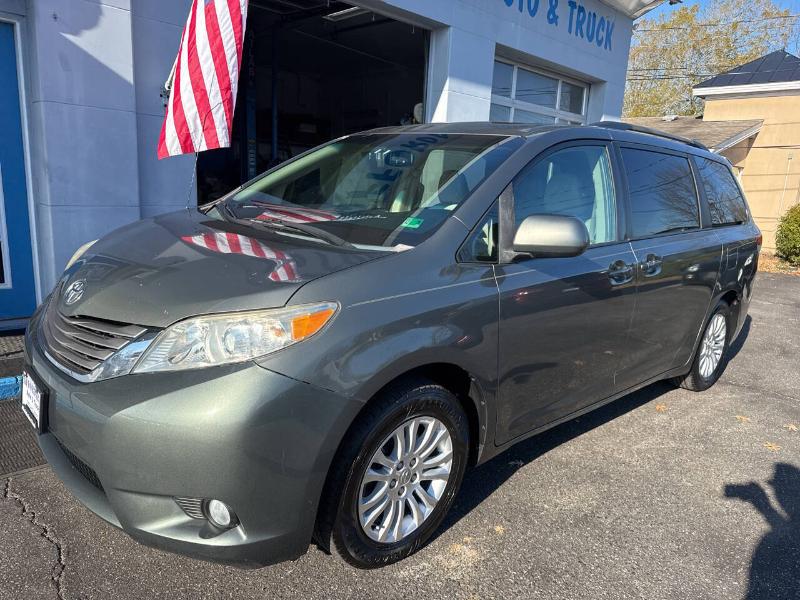 Toyota Sienna XLE FWD 8-Passenger V6 2012