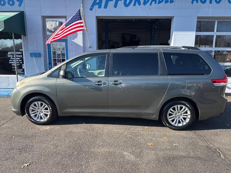 Toyota Sienna XLE FWD 8-Passenger V6 2012