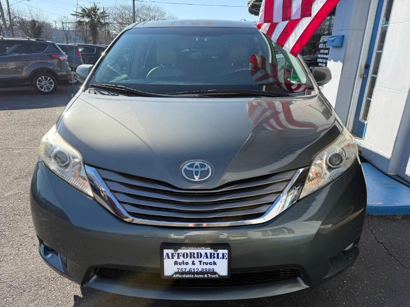 Toyota Sienna XLE FWD 8-Passenger V6 2012