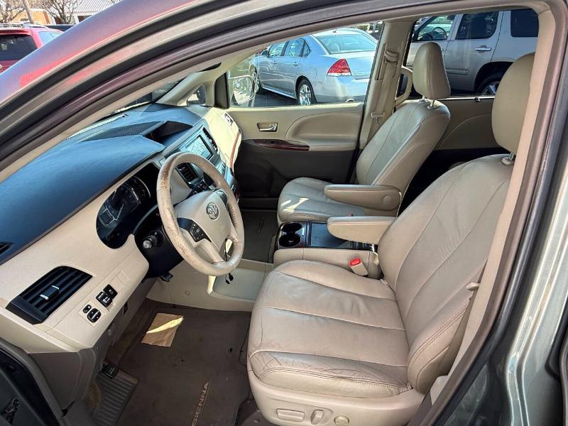 Toyota Sienna XLE FWD 8-Passenger V6 2012