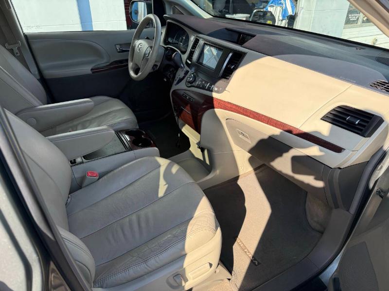 Toyota Sienna XLE FWD 8-Passenger V6 2012