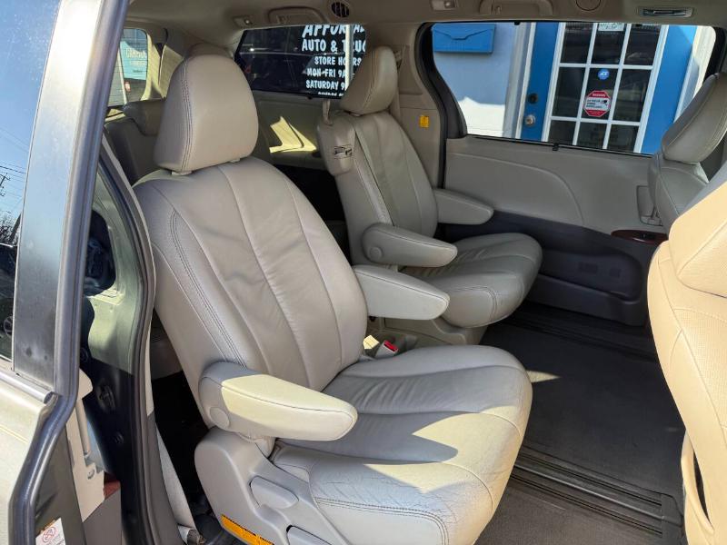 Toyota Sienna XLE FWD 8-Passenger V6 2012