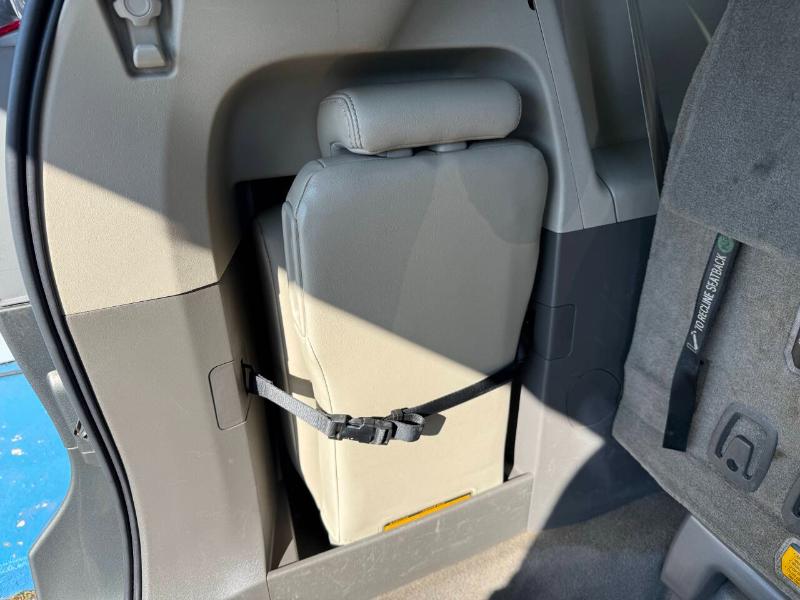 Toyota Sienna XLE FWD 8-Passenger V6 2012