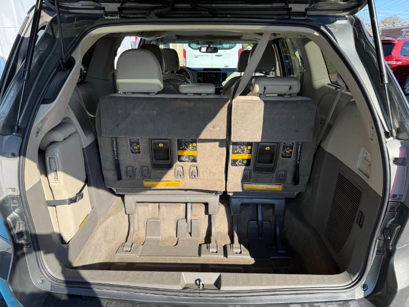 Toyota Sienna XLE FWD 8-Passenger V6 2012