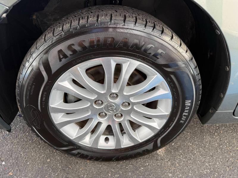 Toyota Sienna XLE FWD 8-Passenger V6 2012