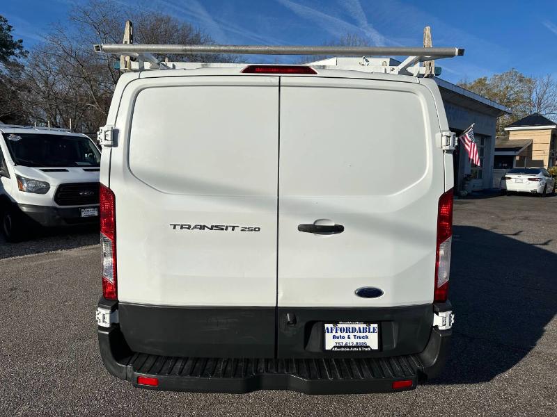 Ford Transit 250 Van Low Roof 60/40 Pass.130-in. WB 2017