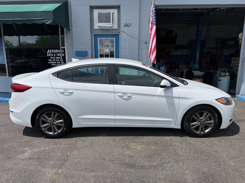 Hyundai Elantra SEL 4D Sedan at 2018