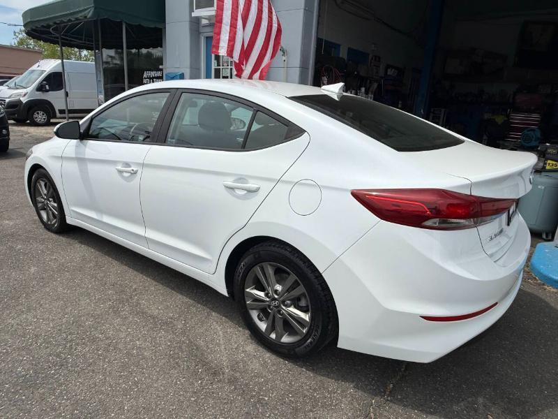 Hyundai Elantra SEL 4D Sedan at 2018