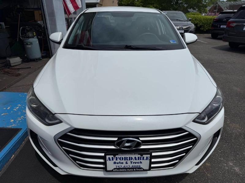 Hyundai Elantra SEL 4D Sedan at 2018
