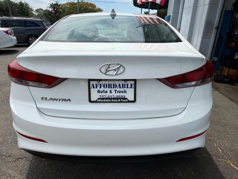 Hyundai Elantra SEL 4D Sedan at 2018