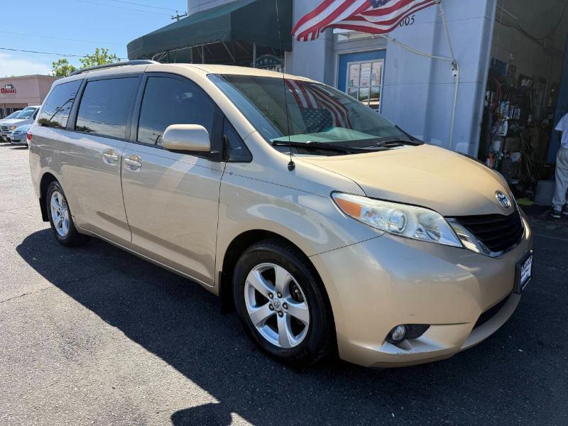 Toyota Sienna LE FWD 8-Passenger V6 2012