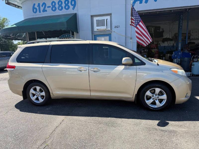 Toyota Sienna LE FWD 8-Passenger V6 2012