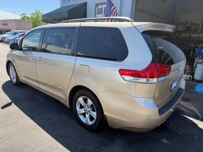 Toyota Sienna LE FWD 8-Passenger V6 2012