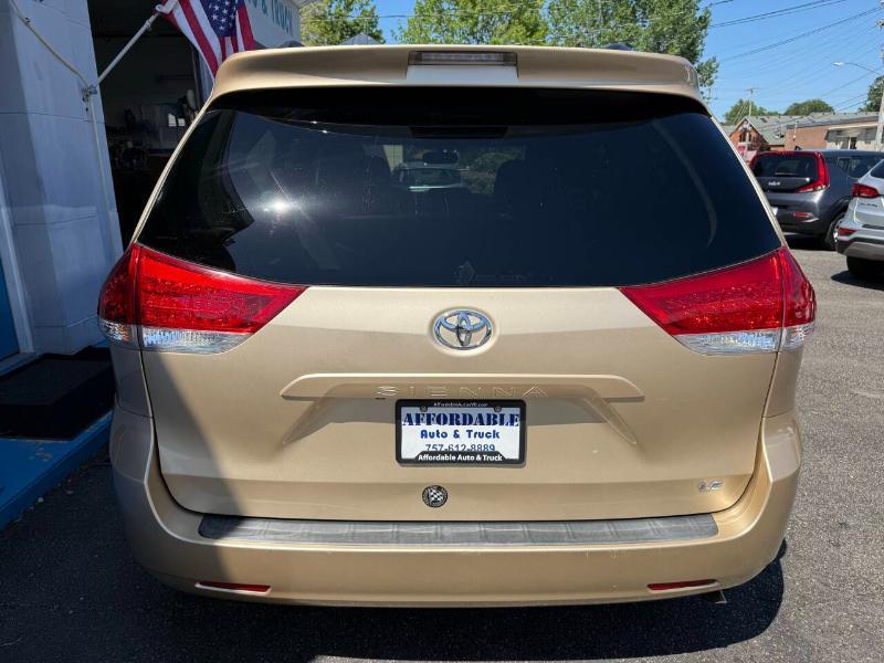 Toyota Sienna LE FWD 8-Passenger V6 2012
