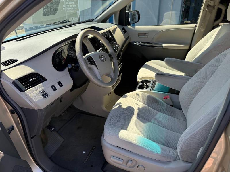 Toyota Sienna LE FWD 8-Passenger V6 2012