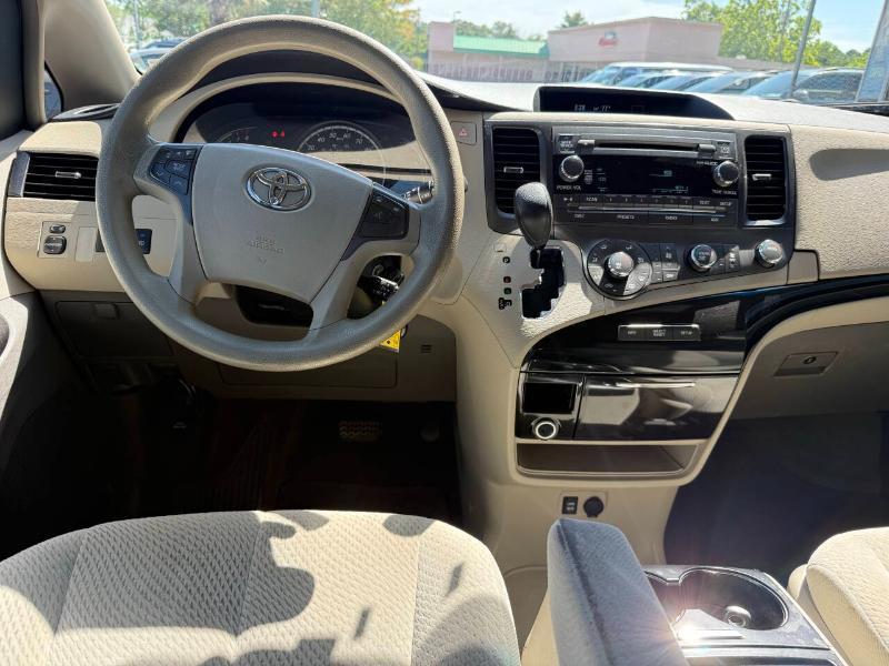 Toyota Sienna LE FWD 8-Passenger V6 2012