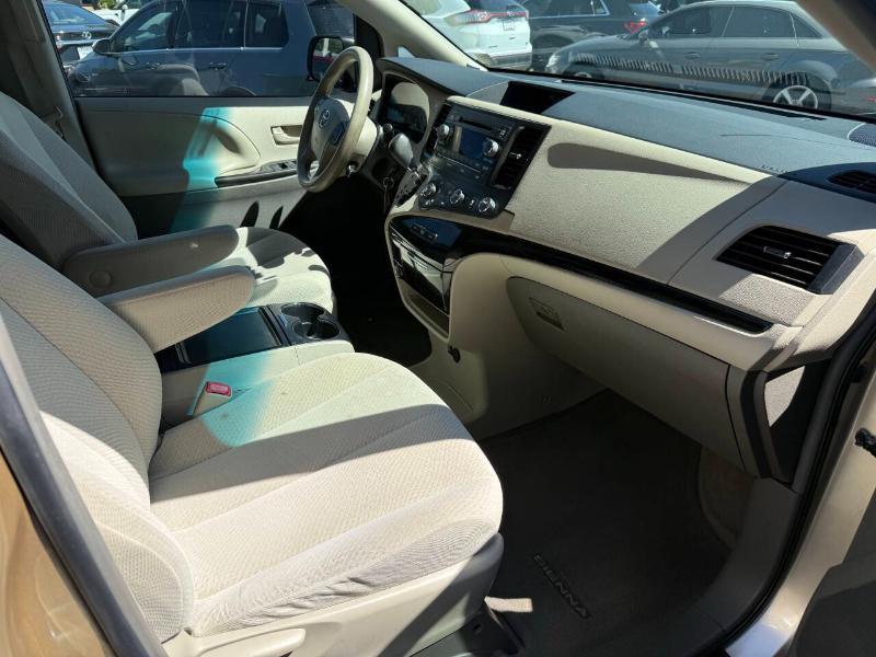 Toyota Sienna LE FWD 8-Passenger V6 2012