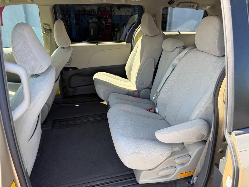 Toyota Sienna LE FWD 8-Passenger V6 2012