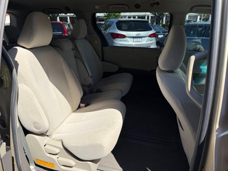 Toyota Sienna LE FWD 8-Passenger V6 2012