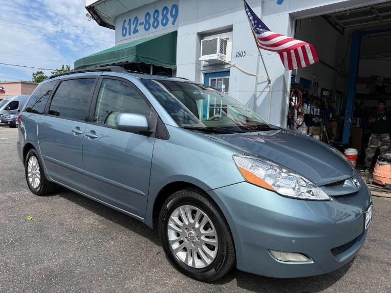 Toyota Sienna XLE FWD 2009
