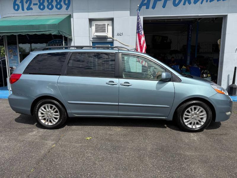 Toyota Sienna XLE FWD 2009